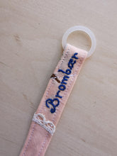 Indlæs billede til gallerivisning Suttesnor håndbroderet &quot;brombær&quot;
