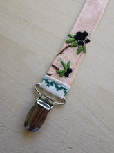 Indlæs billede til gallerivisning Suttesnor håndbroderet &quot;brombær&quot;
