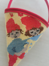 Indlæs billede til gallerivisning Kræmmerhus - gult med nissepar
