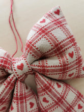 Indlæs billede til gallerivisning Sløjfe - rød/hvid vævet med hjerter
