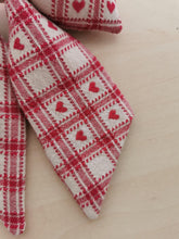 Indlæs billede til gallerivisning Sløjfe - rød/hvid vævet med hjerter
