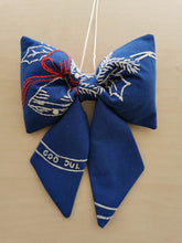 Indlæs billede til gallerivisning Sløjfe - blåt med broderet klokke og &quot;God Jul&quot;
