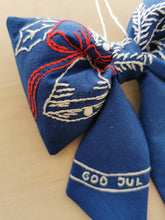 Indlæs billede til gallerivisning Sløjfe - blåt med broderet klokke og &quot;God Jul&quot;
