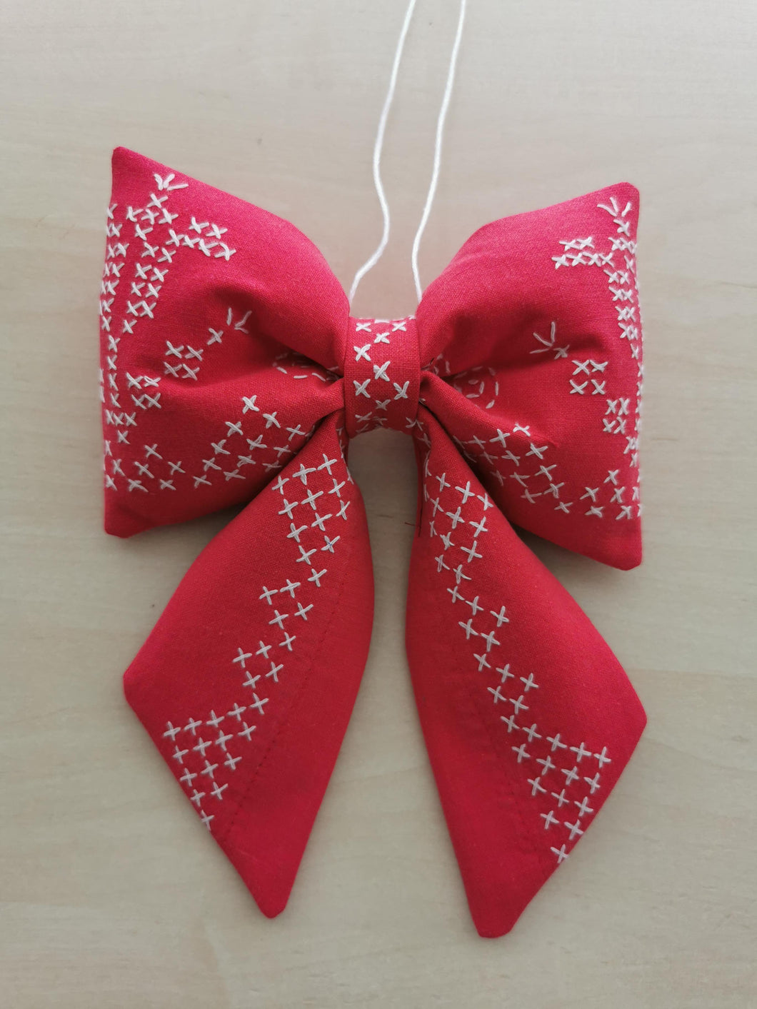 Sløjfe - rød med korsstingsbroderi