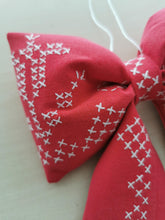 Indlæs billede til gallerivisning Sløjfe - rød med korsstingsbroderi
