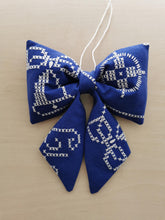 Indlæs billede til gallerivisning Sløjfe - blå med korsstingsbroderi
