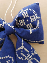 Indlæs billede til gallerivisning Sløjfe - blå med korsstingsbroderi
