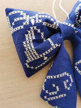 Indlæs billede til gallerivisning Sløjfe - blå med korsstingsbroderi
