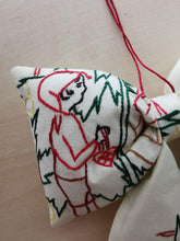 Indlæs billede til gallerivisning Sløjfe - råhvid med broderede nisser der pynter juletræ
