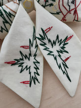 Indlæs billede til gallerivisning Sløjfe - råhvid med broderede nisser der pynter juletræ
