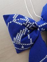 Indlæs billede til gallerivisning Sløjfe - blå med korsstingsbroderi #2
