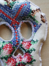Indlæs billede til gallerivisning Kranie - farverigt broderi
