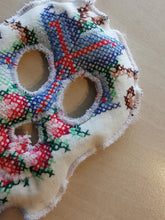 Indlæs billede til gallerivisning Kranie - farverigt broderi
