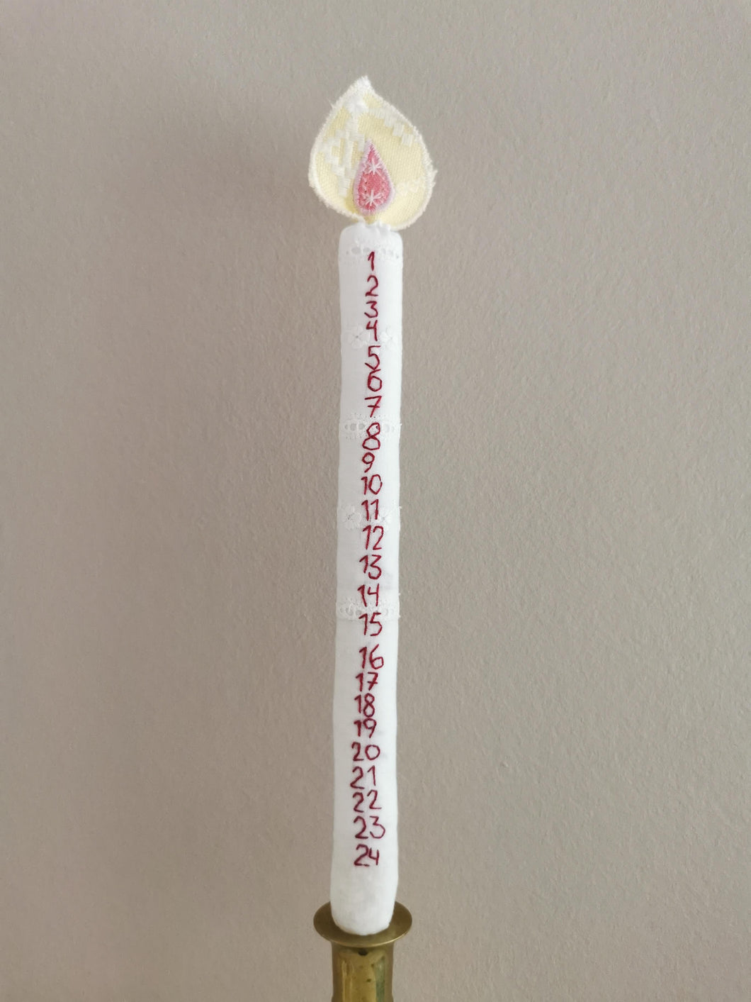 Broderet kalenderlys - mørkerøde tal