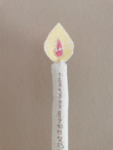 Indlæs billede til gallerivisning Broderet kalenderlys - beige tal
