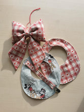 Indlæs billede til gallerivisning Sløjfe - rød/hvide tern med hjerter
