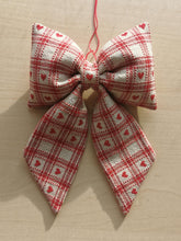 Indlæs billede til gallerivisning Sløjfe - rød/hvide tern med hjerter
