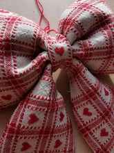 Indlæs billede til gallerivisning Sløjfe - rød/hvide tern med hjerter
