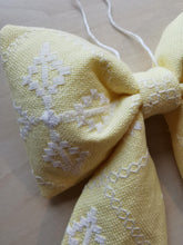 Indlæs billede til gallerivisning Sløjfe - gul med hvide stjerner
