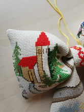 Indlæs billede til gallerivisning Sløjfe - hvid- blomster og kirke
