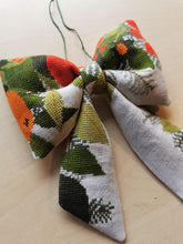 Indlæs billede til gallerivisning Sløjfe - broderet gran og appelsiner #2
