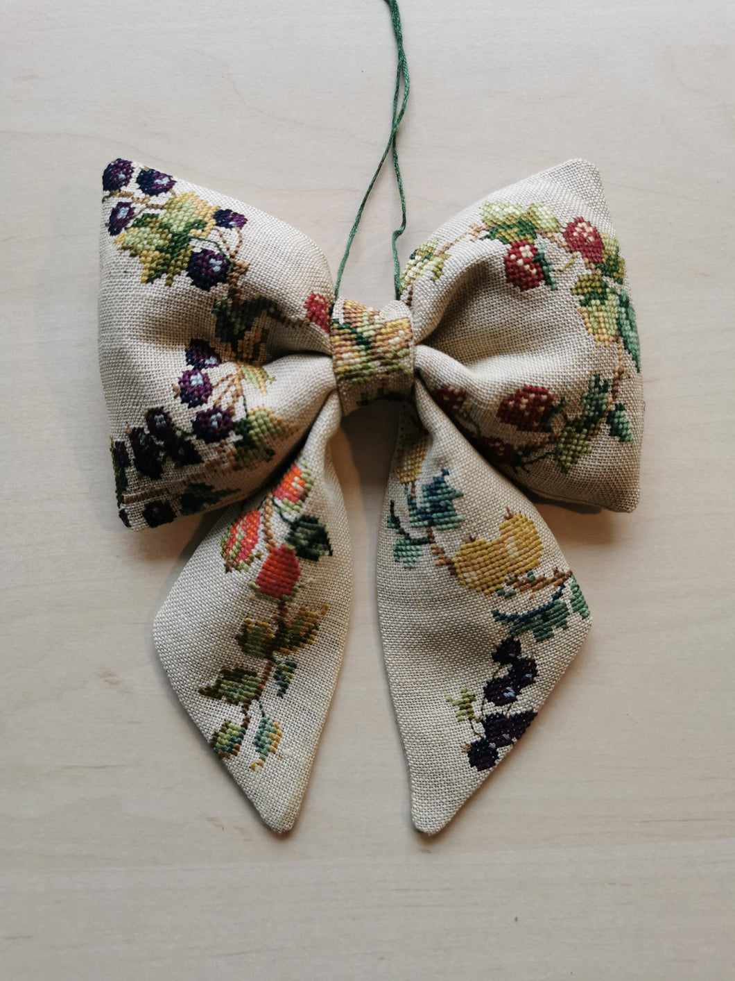 Sløjfe - broderede solbær og jordbær