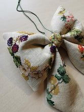 Indlæs billede til gallerivisning Sløjfe - broderede brombær og ribs
