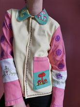 Indlæs billede til gallerivisning Patchwork skjorte - pastelbroderier med svampe - str. L/XL
