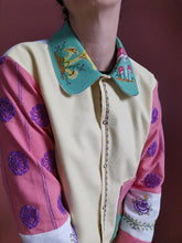 Indlæs billede til gallerivisning Patchwork skjorte - pastelbroderier med svampe - str. L/XL
