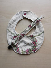 Indlæs billede til gallerivisning Savlesmæk - Råhvidt hør med rosa og grønne broderier
