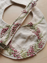 Indlæs billede til gallerivisning Savlesmæk - Råhvidt hør med rosa og grønne broderier
