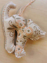 Indlæs billede til gallerivisning Fastelavnskat - rosa med blomsterbroderier
