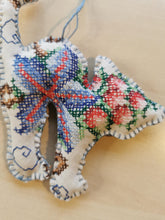 Indlæs billede til gallerivisning Fastelavnskat - farverige broderier
