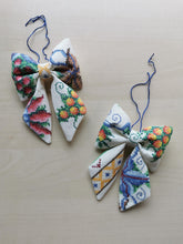 Indlæs billede til gallerivisning Små sløjfer - farverigt broderi - sæt af 2
