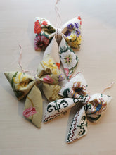 Indlæs billede til gallerivisning Sløjfe - olivengrøn med forårsblomster
