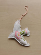 Indlæs billede til gallerivisning Fredsdue #2 blomsterbroderi

