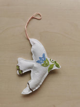 Indlæs billede til gallerivisning Fredsdue #2 blomsterbroderi
