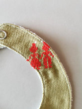 Indlæs billede til gallerivisning Savlesmæk håndbroderet, olivengrøn
