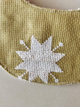 Indlæs billede til gallerivisning Savlesmæk håndbroderet, olivengrøn

