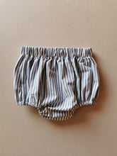 Indlæs billede til gallerivisning Bloomers fra Ametamour syet af genbrugsstof. Det fine vintagestof har tynde mælkedrengsstriber i blå og hvid
