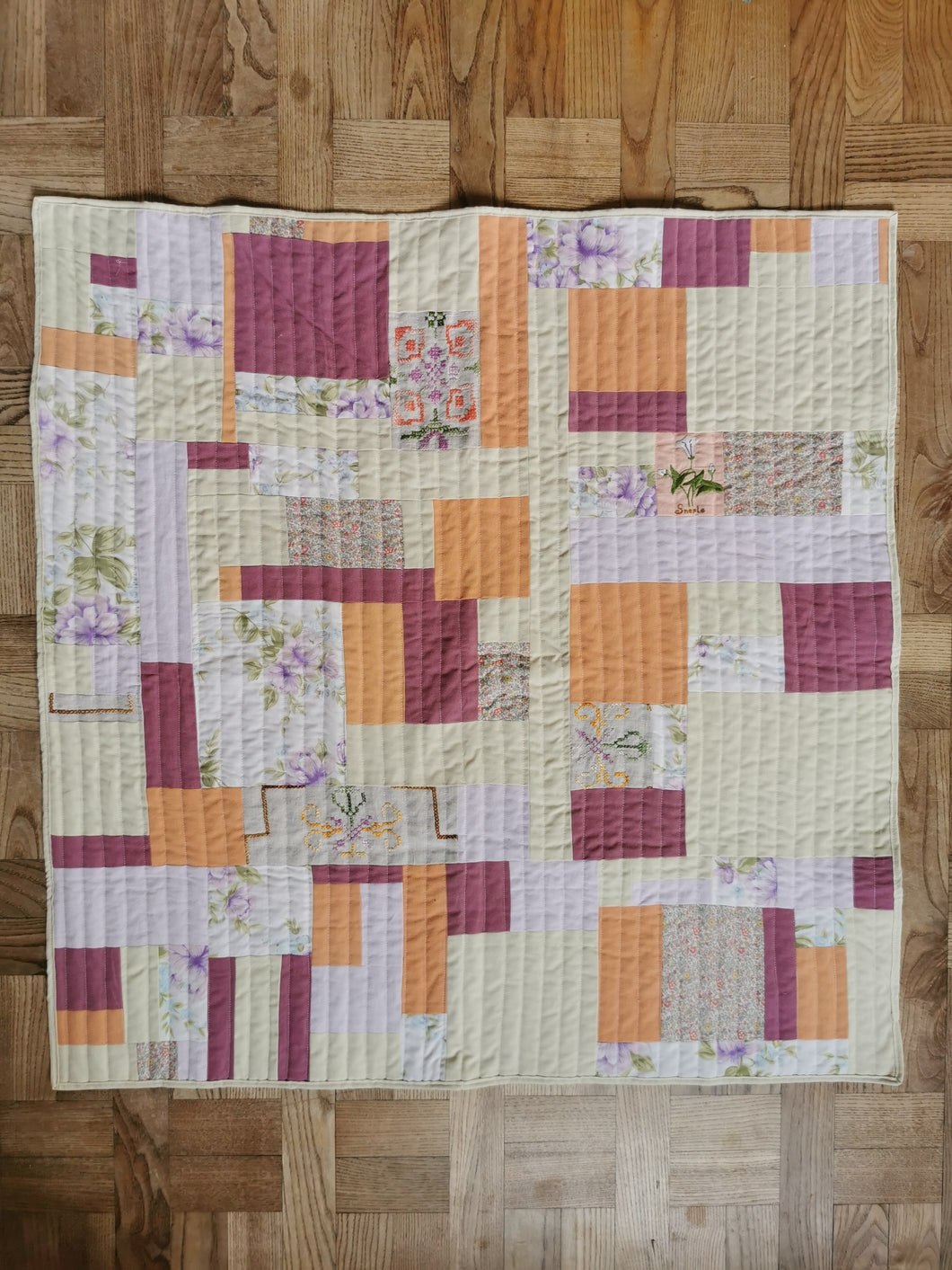 Quiltet patchworktæppe, varme nuancer