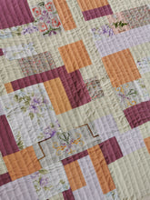 Indlæs billede til gallerivisning Quiltet patchworktæppe, varme nuancer
