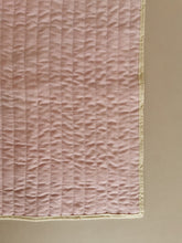 Indlæs billede til gallerivisning Quiltet patchworktæppe, varme nuancer
