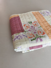 Indlæs billede til gallerivisning Quiltet patchworktæppe, varme nuancer
