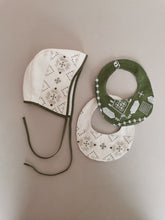 Indlæs billede til gallerivisning Kyse, håndbroderet hvid og grå
