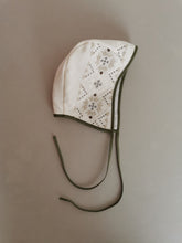 Indlæs billede til gallerivisning Fin kyse med håndbroderet mønster. Kysen fra Ametamour er syet af genbrugsstof
