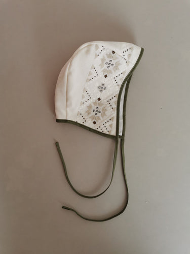 Fin kyse med håndbroderet mønster. Kysen fra Ametamour er syet af genbrugsstof