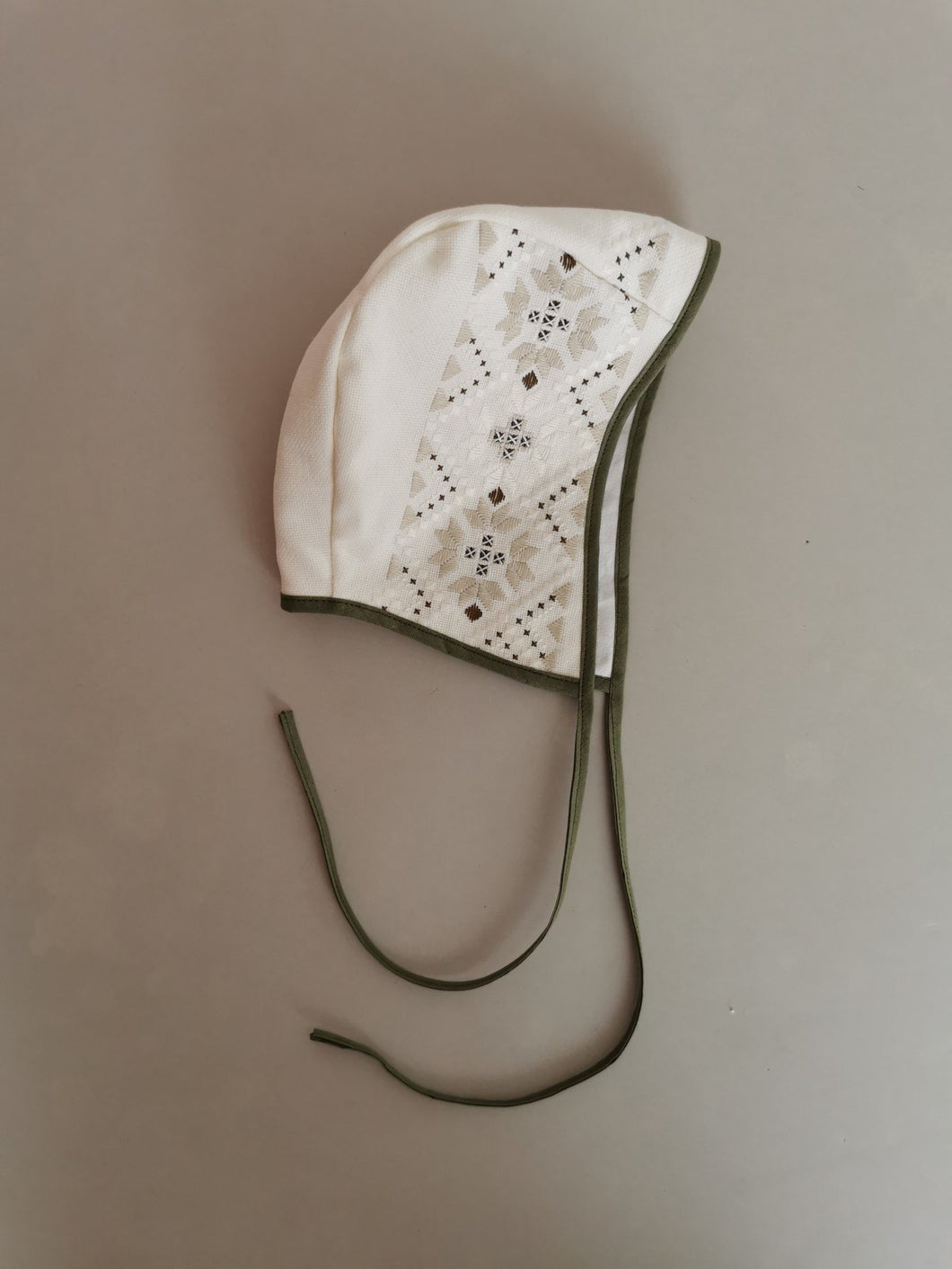 Fin kyse med håndbroderet mønster. Kysen fra Ametamour er syet af genbrugsstof