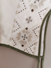 Indlæs billede til gallerivisning Kyse, håndbroderet hvid og grå
