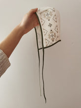 Indlæs billede til gallerivisning Kyse, håndbroderet hvid og grå
